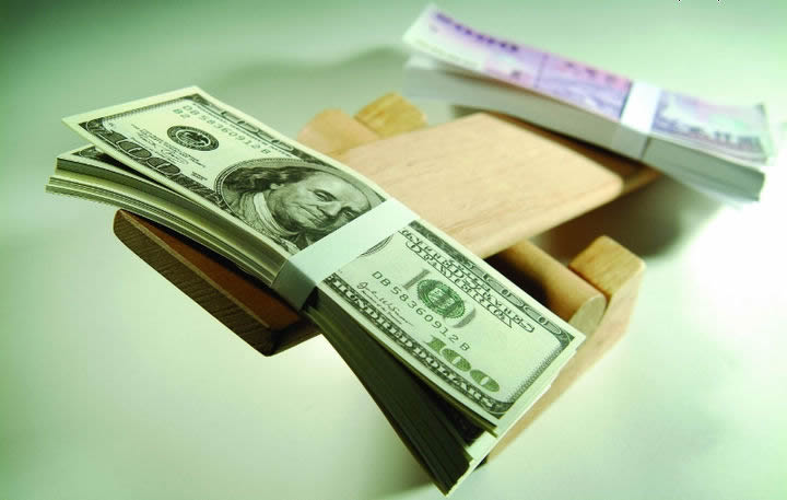 银行业担忧情绪降温日元大跌，美元微跌等待决战美联储决议